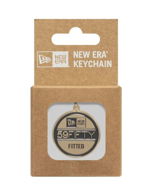 New Era 59Fifty Sticker Keychain Gold 60758545 - NEW ERA