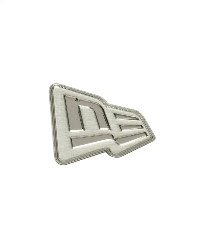 New Era Flag Silver Pin Badge 60758540 - NEW ERA