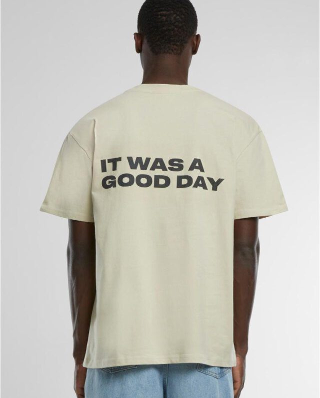MT2728_Mw2-00208 Upscale Studios Ice Cube It’s a good day Oversize Tee Sand MT2728 - Upscale Studios